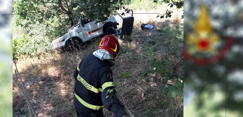 LIBRIZZI – Su strada sterrata perde il controllo della Jeep e scivola contro un albero. Soccorso dai Vigili del Fuoco.