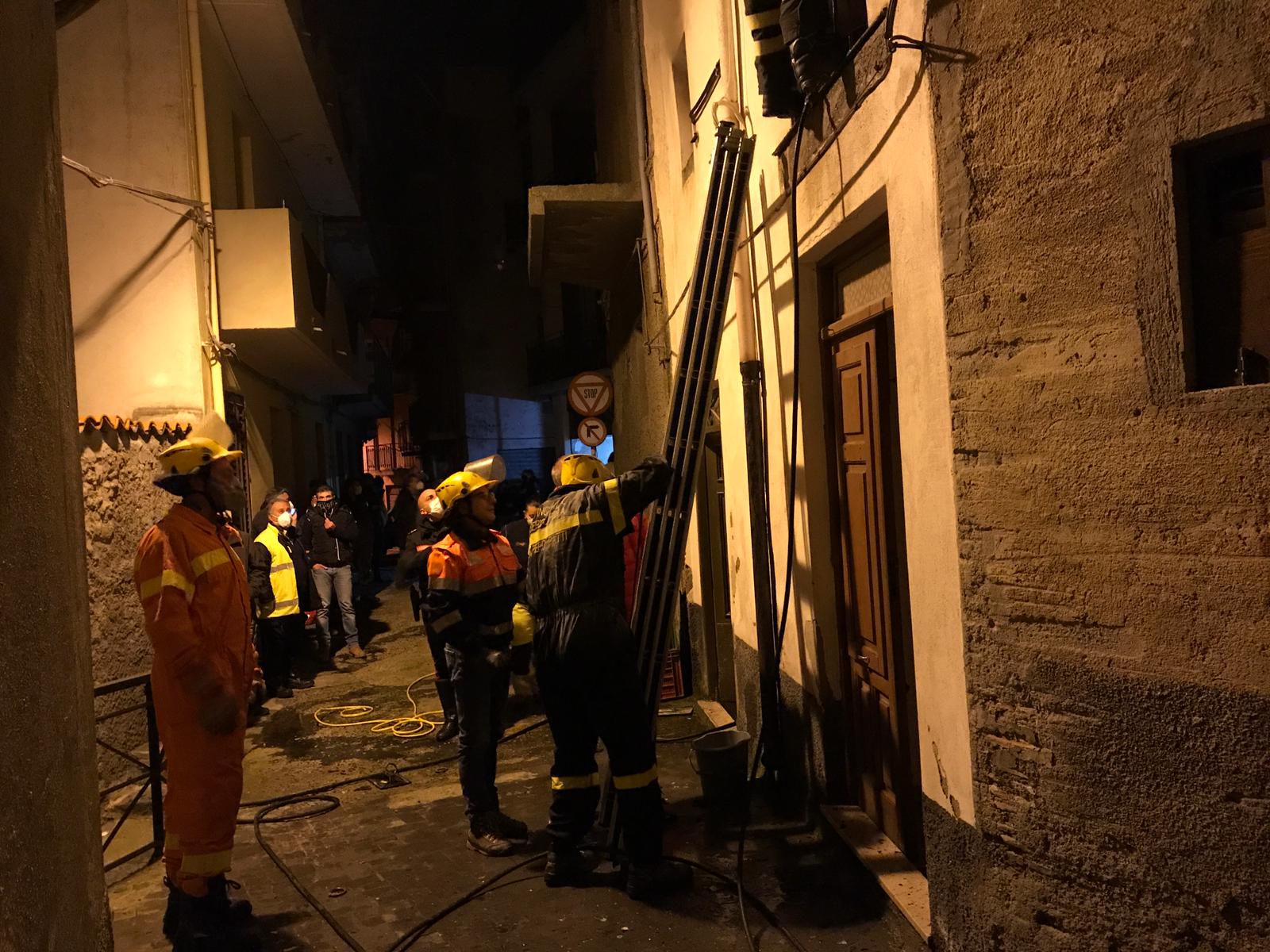 SAN PIERO PATTI – Incendio in via XX Settembre. Intrappolati i residenti in casa.