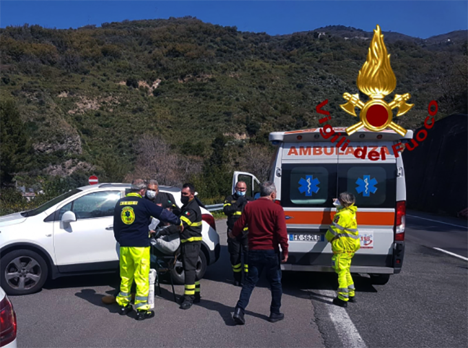 A20 – Avverte malore in autostrada zona Calavà ed ha prontezza di fermarsi. Uomo soccorso dai Vigili del Fuoco