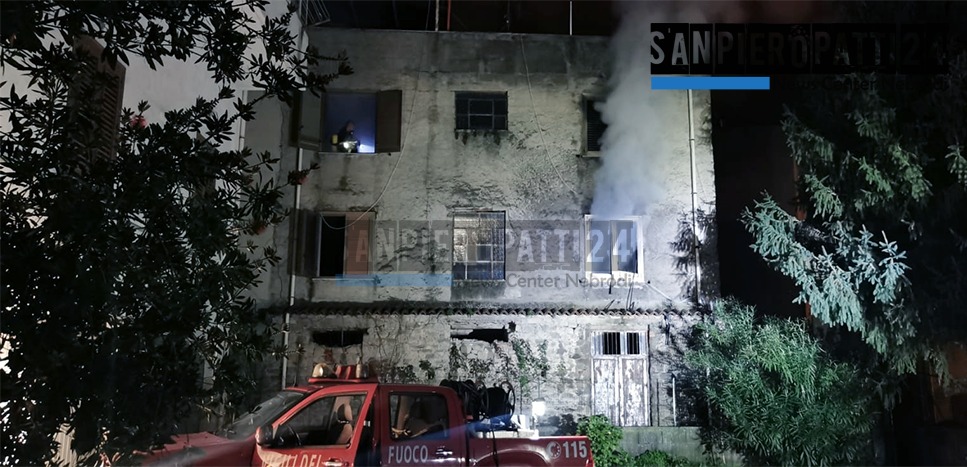 SAN PIERO PATTI- Incendio in una palazzina di via Due Giugno. Si tenta il salvataggio dell’uomo rimasto dentro.
