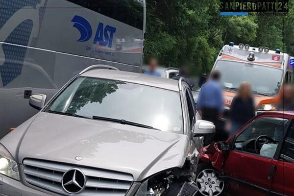 SAN PIERO PATTI – Incidente stradale in prossimità della località Pettirosso. Coinvolti un pullman e due auto
