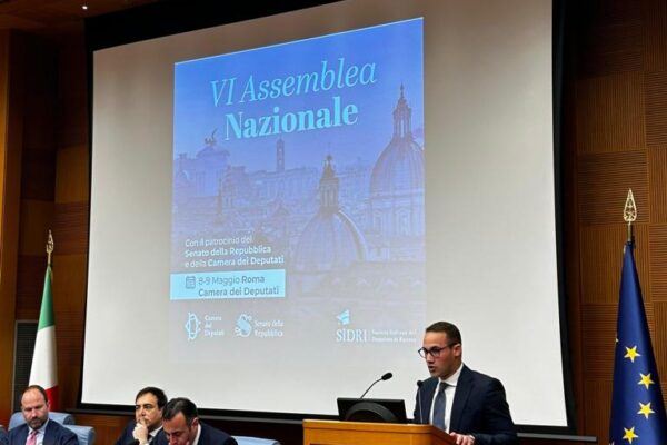 ROMA – Il sampietrino Emanuele Fiore, a Montecitorio,  interviene alla VI Assemblea Nazionale della Società Italiana del Dottorato di Ricerca.